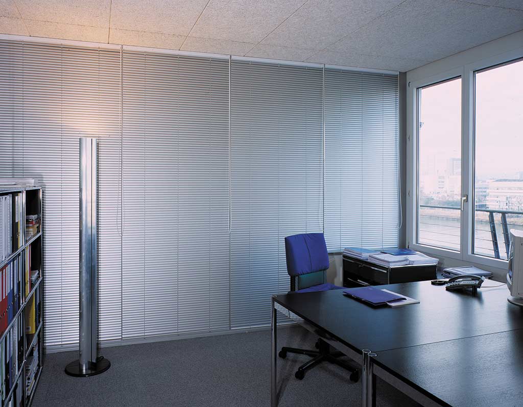 Office privacy with venetian blinds